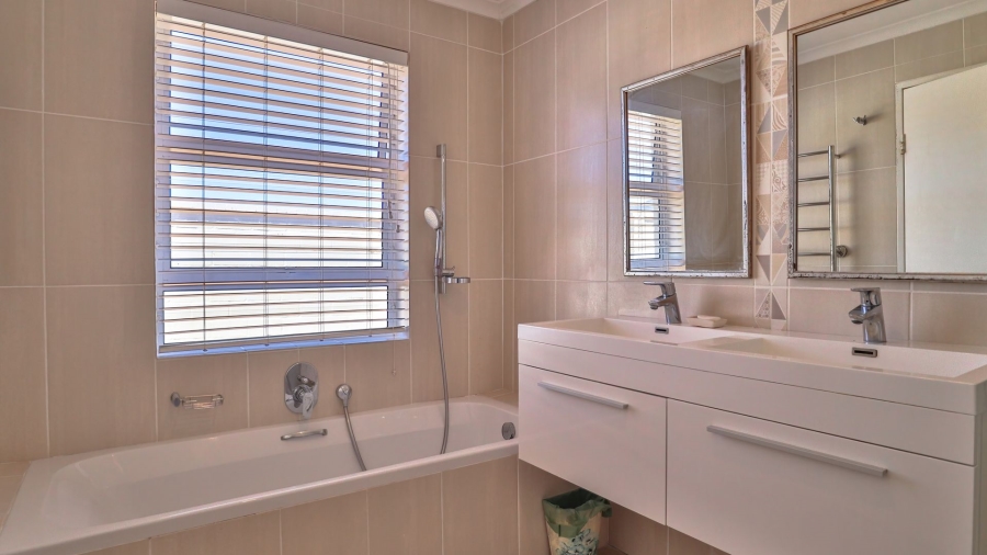 3 Bedroom Property for Sale in Lake Michelle Western Cape